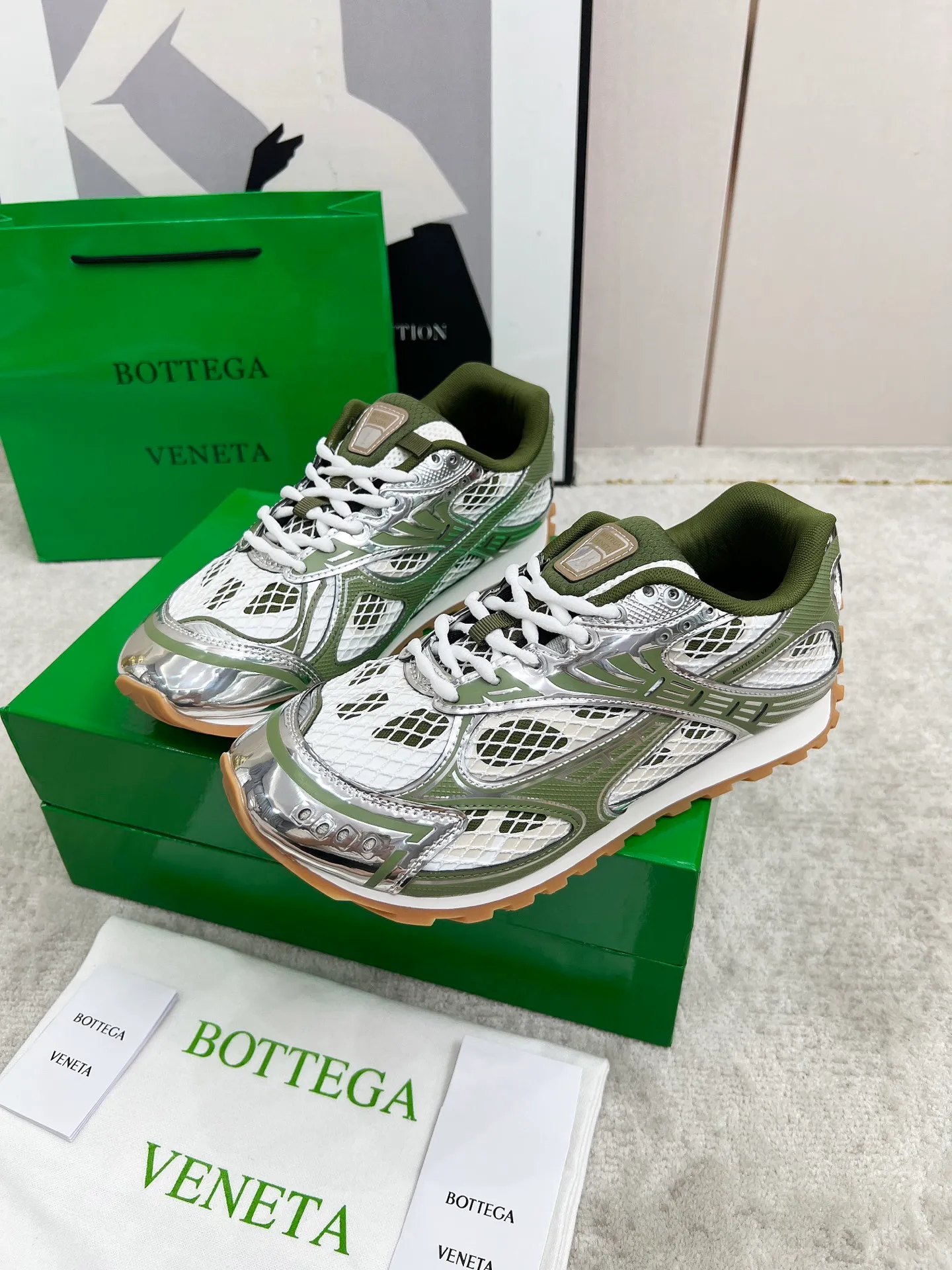 P540. Top version (couples model) Bottega Veneta Bottega Veneta 23ss autumn and winter show BV Orbit sneakers Wang Yibo's same style couples casual shoes dad shoes! Runner sneakers! Original purchase and development!  Made of original lightweight technical mesh fabric, the same as the original version! The process is complicated!  Paired with a rubber outsole designed with a geometric pattern, the high version of the Wang Zha series is actually much taller, but the legs still look slim. Very nice. Durable and playable, standard and version-matching shoe package technology, look for high-end versions. The original outsole is exclusively molded, and the color-blocked TPU outsole is used. The material and weight are the same as the original!  Size: #Female 35-41 (40 and 41 customized sizes are non-refundable) Male 39-45 (45 size customized are non-returnable and exchangeable)